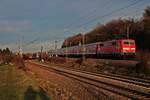 Mit einer RB (Offenburg - Basel Bad Bf) fuhr am 22.12.2015 die Freiburger 111 062-6  Neuenburg am Rhein  beim Abzweig Leutersberg in Richtung nächsten Zwischenhalt in Ebringen entgegen. Am linken Bild Rand wartete 145 013-9 mit einem leeren Fiatzug nach Alessandria aus Richtung Freiburg (Brsg) Rbf auf die Weiterfahrt nach Basel.