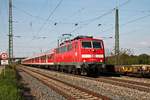 Einfahrt am 04.05.2016 von der Freiburger 111 062-6  Neuenburg am Rhein  mit einer RB (Offenburg - Basel Bad Bf) in den Bahnhof von Müllheim (Baden), als sie durch die dortigen Gleisanlagen fuhr.