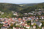 Ein RE nach Mannheim durchfährt den Ort Neckargerach. Blick von der Minneburg am 29.09.2017