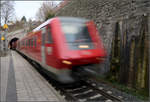 Zügige Einfahrt -    Ein IRE nach Ulm erreiht den Bahnhof von Überlingen.