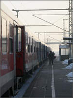 . Lange sehr alltäglich -

... die Bahnfahrten in den N-Wagen. Die Fahrgeräusche, die Gerüche erinnern heute noch oft an längst vergangene Zeiten. Manchmal war es gar nicht leicht die Türen zu öffnen, oftmals betätigte man den Türgriff zu früh...

Hier ein RE nach Nürnberg im Bahnhof Schwäbisch Hall-Hessental. Dort ist mir vor nicht allzu lange Zeit während eines allzu hastigen Umsteigen (für einen Anschluss, der in der Reiseauskunft gar nicht vorhanden ist), das Smartphone aus der Tasche unter den Zug geflogen. Ein junger Mann war so hilfsbereit nach kurzem Kontakt zum Schaffner geschwind unter den Wagen zu steigen und das Handy zu holen. Es war völlig unbeschädigt.

22.01.2017 (M)