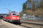 111 074 hat am 6. April 2018 eine aus n-Wagen gebildete RB von Ulm Nach Geislingen gebracht. In kürze wird der Zug wieder nach Ulm aufbrechen.