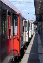 Einmal Orange -    Offene Türen eines N-Wagen-Zuges im Stuttgarter Hauptbahnhof.