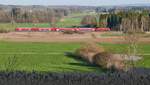 Blick in die Weite Oberschwabens. RE 4223 von Suttgart kurz vor dem Ziel, Aulendorf. Aufnahme in der Nähe von Otterswang am 19.03.2020.