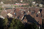 Über den Dächern der Altstadt - 

... von Laufenburg (CH) ist ein Dosto-Zug bei der Durchfahrt vom Bahnhof Laufenburg (Baden) zu sehen. Blick vom Burgturm.

23.03.2022