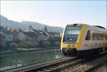 Jenseits des Rheins- 

... liegt im Gegenlicht die Altstadt von Laufenburg (CH), während ein IRE-Triebzug der Baureihe 612 den Bahnhof von Laufenburg (Baden) durchfährt.

23.03.2022 (M)