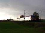 An einem Herbstabend im Jahr 2007 ist dieser RegionalExpress von Stuttgart Hbf nach Aalen bei Mgglingen unterwegs.