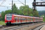 Eine Doppeleinheit  425er  erreicht nach Bergfahrt Amstetten Bhf an der Strecke Gppingen - Ulm. Selbst sonntags und feiertags wird Langzug gefahren, da es viele  lbler  (Albausflgler) gibt, und somit die Zge immer gut ausgelastet sind. 425 311-8 fhrend...