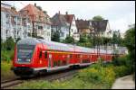 Ein Doppelstockzug kurz vor der Bahnhofseinfahrt in Ulm.