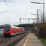 Mit einem kurzen Pfiff machte der Tf von diesem von einer Lok der BR 146.2 geschobenen Regionalzug nach Stuttgart im Bahnhof von Reichenbach an der Fils auf sich aufmerksam.