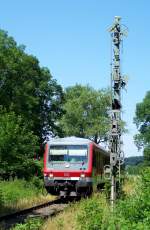 RB 22839 von Aulendorf nach Hergatz passiert am 21.07.2010 kurz nach der Ausfahrt aus dem Bahnhof Wolfegg ein teilweise demontiertes Haupt- und Vorsignal.