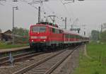 Auch 111er gab es am 02.05.2013: 111 061 mit einer RB nach Neuenburg (Baden) bei der Einfahrt in Kenzingen.