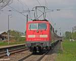 Schublok des Wittenberger Steuerwagen war 111 062-6  Neuenburg am Rhein  am 02.05.2013 mit einer geschobenen RB nach Offenburg bei der Ausfahrt aus Kenzingen.