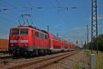 Am Morgen des 13.06.2013 schob 111 050-1 Ersatzweise einen RE von Basel nach Offenburg, fr eine kaputte Freiburger 146er. Hier ist der Zug bei der Beschleunigung aus dem Bahnhof von Orschweier.
