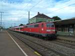 Am 14.08.2012 beschleunigt die Freiburger 111 062-6  Neuenburg (Baden)  mit ihrer RB aus dem Bahnhof von Müllheim (Baden).
