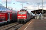 Zwischenhalt am 06.12.2013 von 111 060-0  1000 Jahre Gundelfingen  mit der RB 26567 (Offenburg - Neuenburg (Baden)) in Müllheim (Baden). Links ein Messzug mit den Zugloks 182 506 an der Spitze und der Dortmunder 146 003 am Schluss.