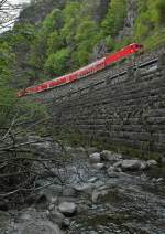 Blick nach oben (|) - Whrend das Wasser des Rotbachs das Hllental hinabfliet, zieht am 25.04.2014 eine 143er die Wagen der RB 26955, Freiburg - Neustadt (Schwarzwald) zwischen Falkensteig und Hirschsprung das Hllental hinauf und ...