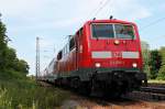 Einfahrt am 06.06.2014 von der Freiburger 111 050-1 mit einem RE nach Schliengen auf das Überholgleis in Orschweier.