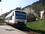 Am 14.04.2007 fährt in Schiltach Mitte der Triebwagen 650 527 der Ortenau S-Bahn von Offenburg nach Freudenstadt ein.