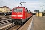 Nachdem die 111 202-8 am Abend des 27.08.2015 mit ihrem RegionalExpress am Zielbahnhof Regensburg Hbf ankam, rangierte sie kurze Zeit später mit ihrem Zug ins nördliche Vorfeld zum