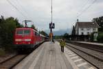 Der abfahrbereite RE69615 nach Salzburg, mit 111 019, am 27.06.2013 im Bf Prien am Chiemsee. 