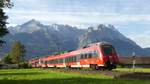 2 Talent 2 Züge verlassen als RB nach München Hbf die Stadt Garmisch-Partenkirchen mit dem Wettersteingebirge inklusive Deutschlands höchstem Berg (ganz rechts) im Hintergrund.