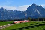 Die richtig schönen Motive an der König-Ludwig-Bahn waren leider normalerweise nur mit  Steuerwagen voraus  umsetzbar. Bei Reinertshof hat man diesen spektakulären Blick auf die Ammergauer Alpen. Rechts türmt sich der über 2000 Meter hohe Säuling auf, links der für Wanderer gut zu erklimmende Branderschrofen. Darüber hinaus bietet diese Stelle einen reizvollen Blick auf die international bekannte Sehenswürdigkeit schlechthin: Das Schloss Neuschwanstein. Viele Reisende, die am 14. Oktober 2018 im von der 218 496 geschobenen RE 57513 nach München HBF saßen, haben es bestimmt an diesem Tage besucht.  