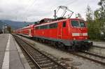 111 027-9 schiebt am 19.10.2019 die RB5418 von Klais nach Ohlstadt aus Garmisch-Partenkirchen.
