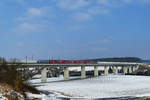 08. Februar 2018, Die Talbrücke bei Weißenbrunn am Forst (km 98,5) im Zuge der Schnellfahrtrasse Ebensfeld - Erfurt. Die Sandwich-Packung RE 4806 Nürnberg - Sonneberg (2 mal BR 193 und Dosto-Wagen) fährt vorüber. Er soll 12:18 Uhr in Coburg sein.