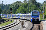 ET303 von Meridian verlässt Anfang August 2020 den Bahnhof in Bad Endorf.