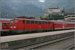 110 191 steht mit einer Zuggarnitur auf Gleis 11 unterhalb der Festung Kufstein am Morgen des 30.06.07