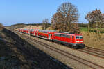 Am 25. März 2022 wurde die RB 59097 von Nürnberg HBF nach München HBF statt mit dem planmäßigen Twindexx mit einer Doppelstockwagen-Garnitur und einer Sandwich-Bespannung mit Loks der Baureihe 111 gefahren. Die Aufnahme entstand bei Vierkirchen im Dachauer Hinterland.  
