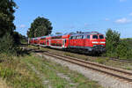 Die mit dem TB11 Motor und LED-Scheinwerfern ausgestattete 218 404 vom Betriebshof Mühldorf schob am 12. September 2022 die RB 27036 nach München Ost. Hier passiert der Zug gerade die westlichen Ausfahrtssignale des Bahnhofs Thann-Matzbach. 