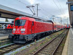 BR 102 003 steht mit dem RE 1  München-Nürnberg-Express  abfahrbereit in Nürnberg Hbf, 30.10.2023.