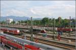 Optimale Anschlsse: Auf Gleis 4 steht RB 30023  OBERBAYERN-BAHN  von Mnchen Hbf nach Salzburg Hbf zur Abfahrt bereit, wrend auf Gleis 7 ein 4024er als RB 5125 nach Telfs-Paffenhofen auf Fahrgste wartet. Auf Gleis 1 ist soeben RB 30032  OBERBAYERN-BAHN  nach Mnchen eingfahren. (01.07.07)