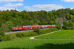 Am 10. Mai 2024 bespannte 111 187 die RB 59154 nach Nürnberg HBF. Der Zug verkehrte anstelle des planmäßigen Triebzug der Baureihe 445. Entstanden ist die Aufnahme bei Esslingen im Altmühltal, kurz nach Verlassen des gleichnamigen Tunnels.