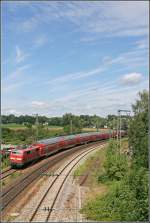 Pnktlich fhrt 111 053 mit dem RE 30013  OBERBAYERN-EXPRESS  ,von Mnchen Hauptbahnhof nach Salzburg Hauptbahnhof, in den Bahnhof Rosenheim ein. (03.07.07)