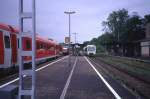 Ebenhausen, links wartet der Zug aus Bad Kissingen auf den Regionalexpress aus Erfurt zur gemeinsamen Weiterfahrt nach Wrzburg.