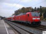 BR 146 245-6 steht mit einen Zug gebildet aus Doppelstockwagen am 26. Oktober 2007 im Coburger Bahnhof.