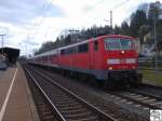 Baureihe 111 220-0 mit einen Regionalzug im Bahnhof Kronach / Oberfranken.