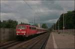 Am Abend des 03.07.2008 erreicht die Mnchener 111 046 (9180 6 111 046-9 D-DB) mit dem Abendlichen RE 30105, aus Mnchen, den Bahnhof Kiefersfelden.