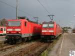 Am 7. August 2008 verlsst gerade Regionalbahn (RB) 34034 (Gezogen von 143 961-1) den Bahnhof Coburg auf Gleis drei in Richtung Sonneberg. Zur gleichen Zeit steht noch der von 146 245-6 geschobene Regionalexpress (RE) 4983 am Bahnsteig vier. Er verlies den Bahnhof Coburg drei Minuten spter, um 18.35 Uhr.