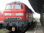 BR 218 400 abgestellt mit Doppelstockwagen im Simbacher Bahnhof.