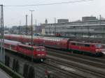 111 179-8 mit RE nach Mnchen Hbf aus Nrnberg Hbf schiebt sich bei der Einfahrt in Regensburg Hbf vor 110 223-5, 14.03.2009 (Bahnbilder-Treffen Regensburg)