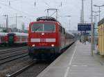 111 057-6 mit der RB 321?? nach Passau Hbf bei der Einfahrt in Regensburg Hbf, 18.07.2009