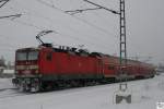 Die recht kurze Regionalbahn (RB) 16852 von Lichtenfels nach Naumburg erreicht am 31. Januar 2010 den Bahnhof Pressig-Rothenkirchen kurz nach 14.00 Uhr. Geschoben wurde die Regionalbahn von 143 928.