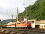 111 174-9 schiebt am 29. August 2010 eine Regionalbahn nach Lichtenfels aus Kronach heraus.