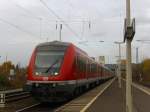 Eine Modus-Wagen Garnitur erreicht am 3. November 2010 als RE von Frankfurt am Main nach Wrzburg den Bahnhof Karlstadt am Main auf Gleis 2.