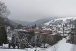 Eine Regionalbahn nach Bamberg berquert am 28. Dezember 2010 das Trogenbachviadukt in Ludwigsstadt in Richtung Kronach.