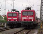 143 846-4 und 143 123-8 stehen am 15. April 2011 mit ihren n-Wagen Garnituren in der Abstellgruppe in Bamberg.